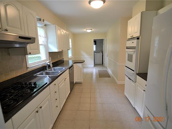 3rd image of 624 Holliday Ln
