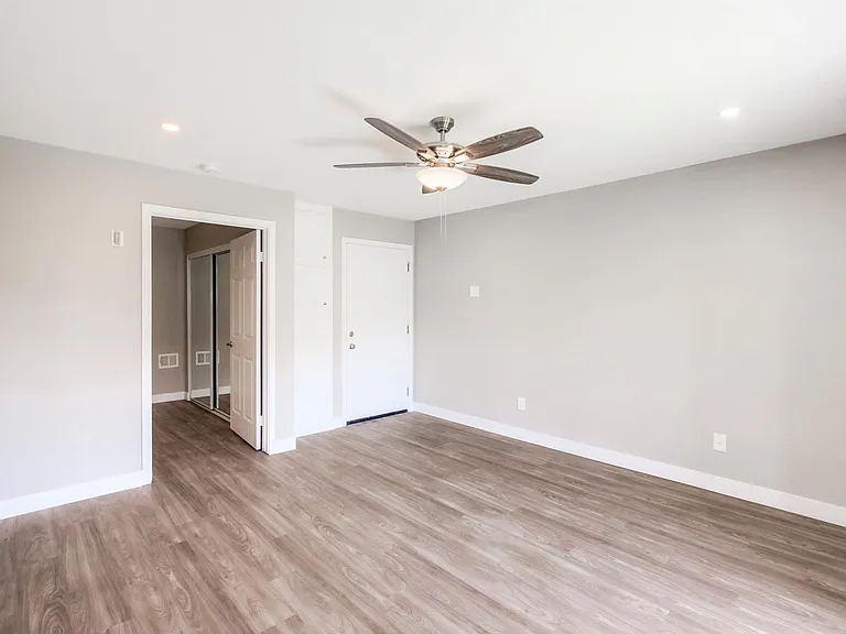 The Irving — Photo 16