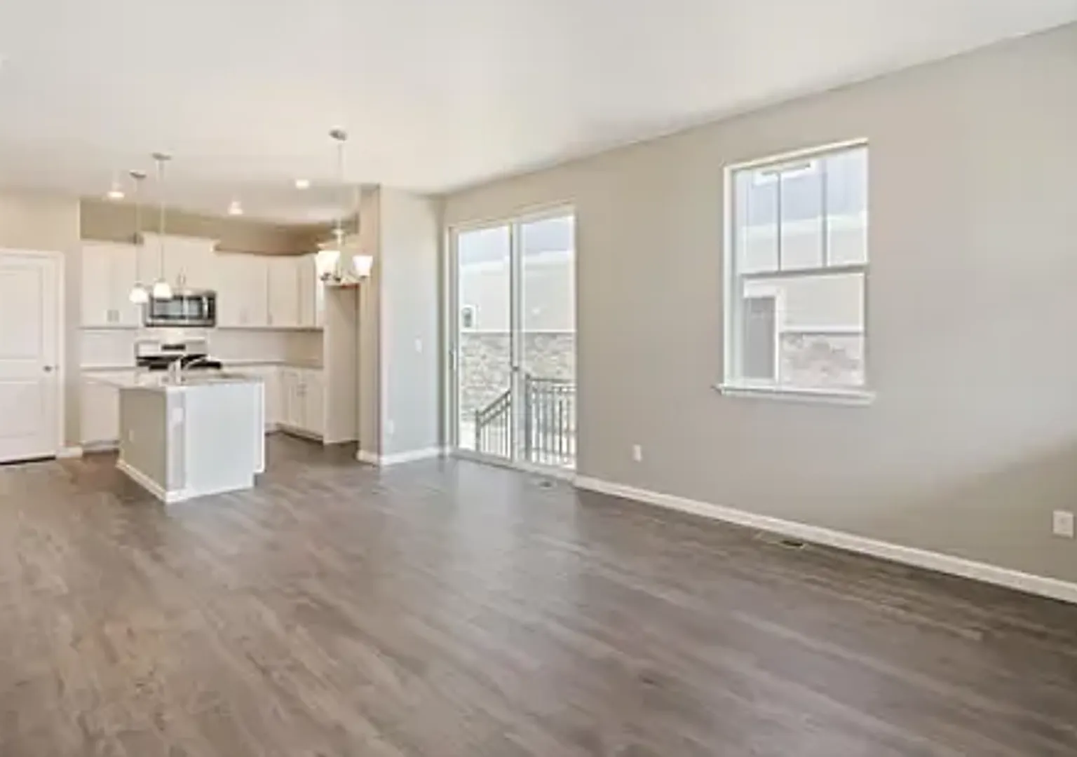 Beautiful Newer 3-Bedroom Home in Horizon Uptown Convenient to DIA, E-470 & Buckley SFB — Photo 4