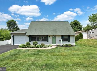 11 Quarter Turn Rd E, Levittown, PA 19057