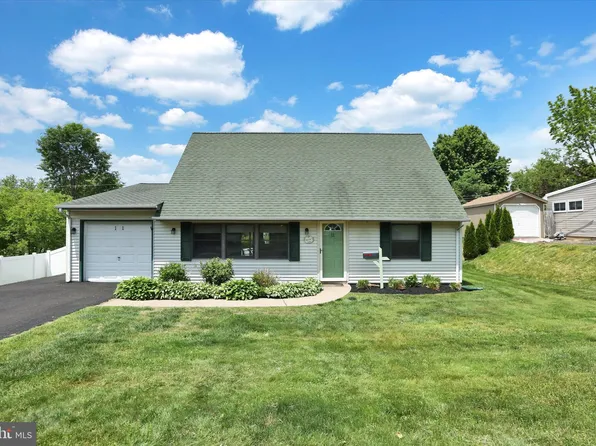 11 Quarter Turn Rd E, Levittown, PA 19057