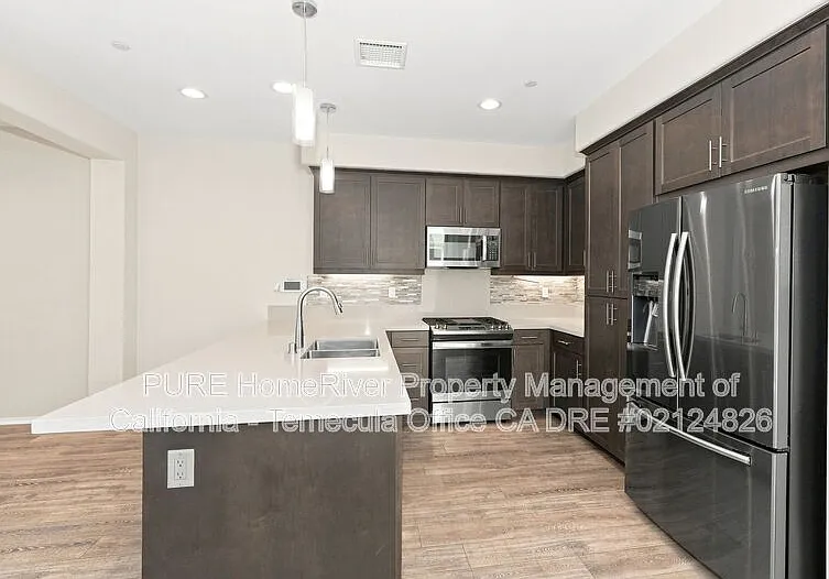 3 bed, 2.5 bath, 1523 sqft, $3,195 — Photo 2