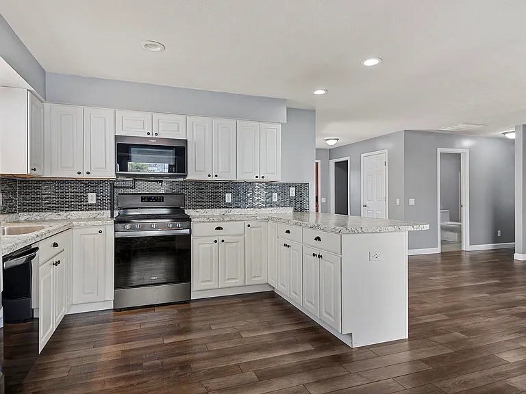617 E Chestnut St — Photo 12
