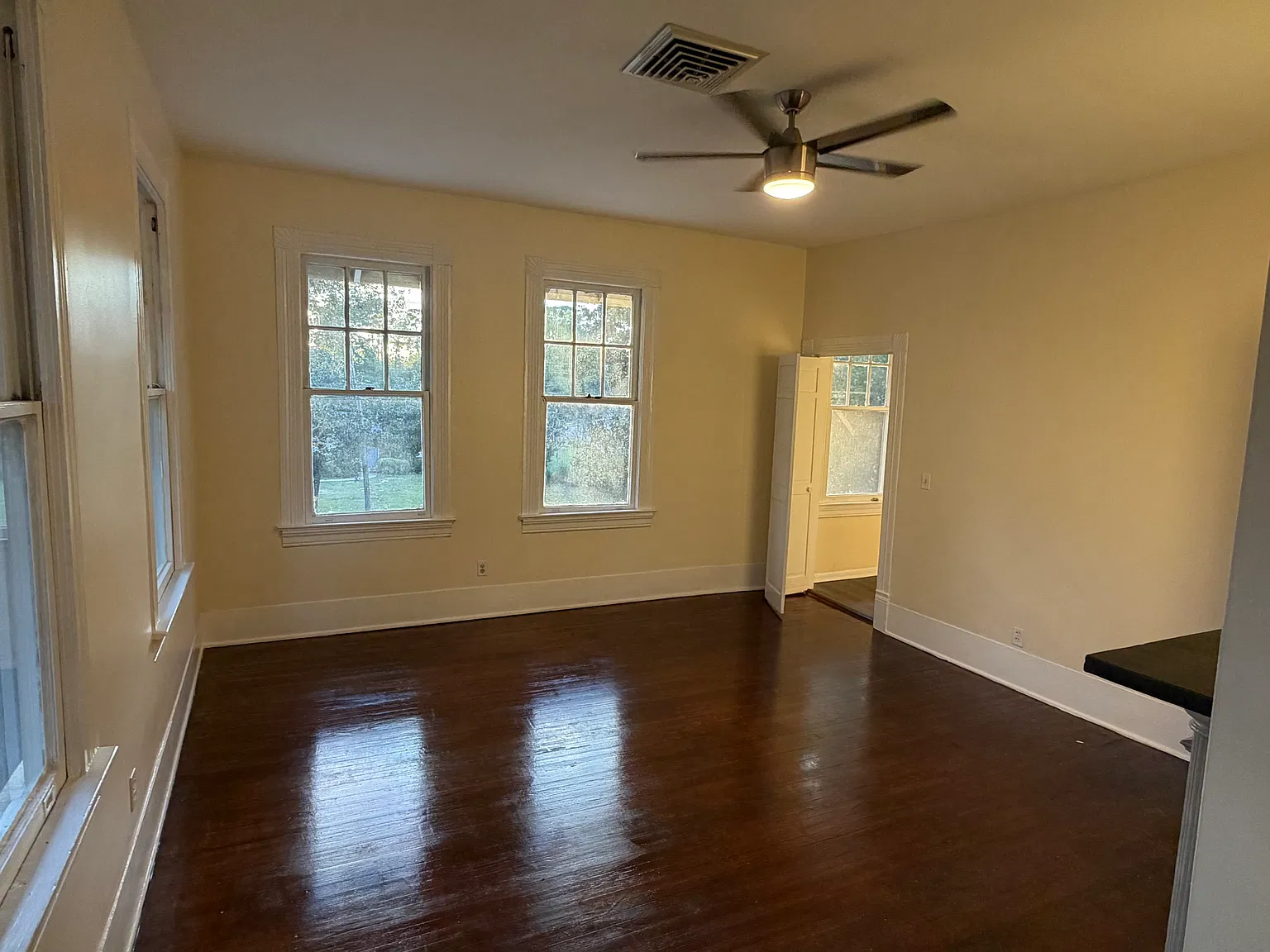 1 bed, 1100 sqft, $985 — Photo 3
