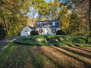 11 Carriage Ln, Essex, CT 06426
