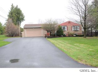 102 Sanderson Dr, Camillus, NY 13031