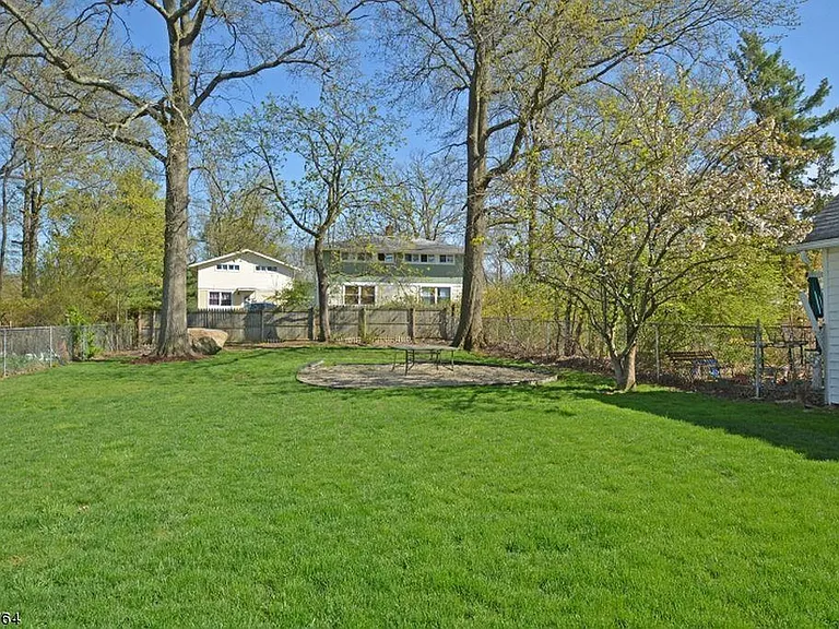 10 Gates Ave #B — Photo 22