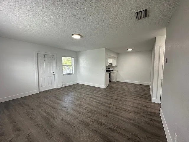 3660 NE 11th Ave — Photo 4