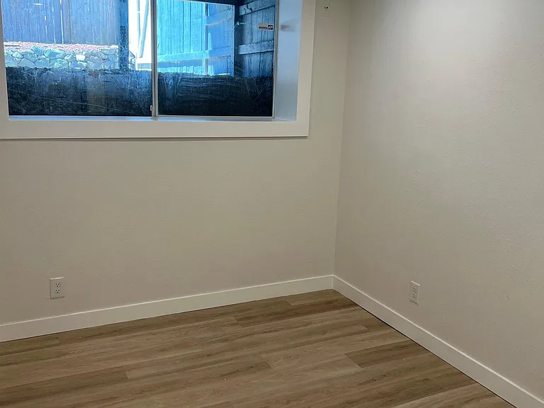 9733 Woodlawn Ave N #B — Photo 10