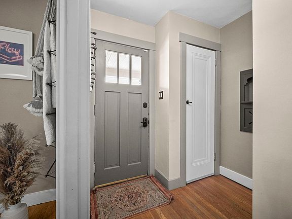4th image of 700 Rossmore Ave