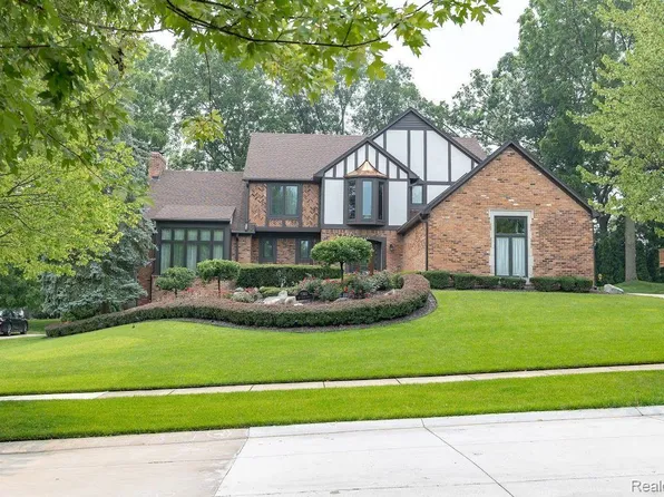 2361 Oak Ridge Dr, Troy, MI 48098