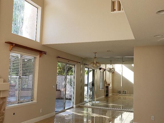 4th image of 28 Santa Monica St