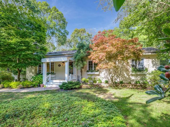 111 Bay Ave E, Hampton Bays, NY 11946