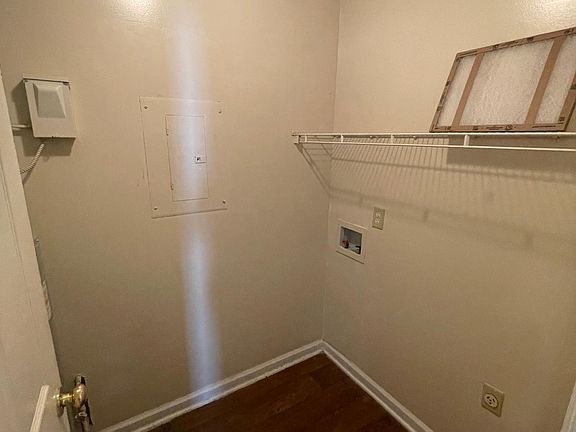 5th image of 835 Center St APT G