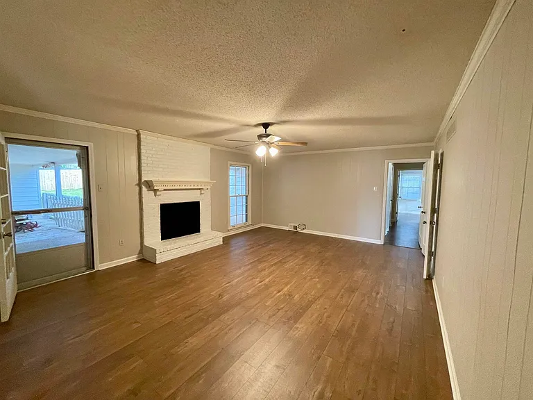 2420 Stratfield Dr — Photo 6