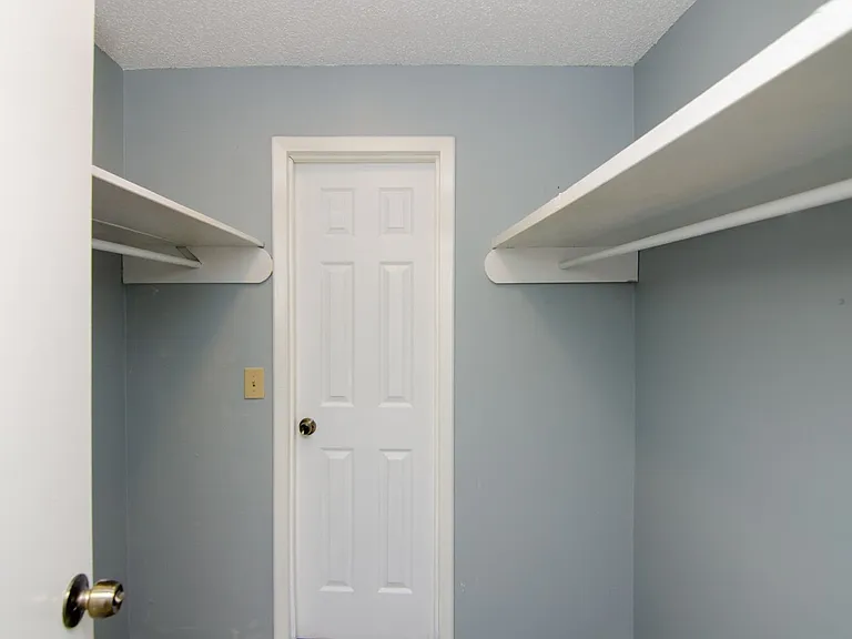 1041 Harold Dr — Photo 7