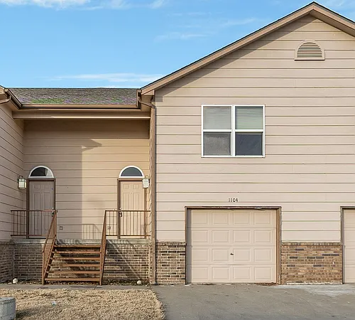 1104 Country Club Ln Photo 1