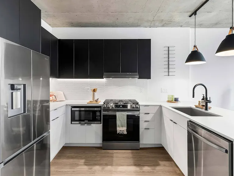 228 N Elizabeth St — Photo 3