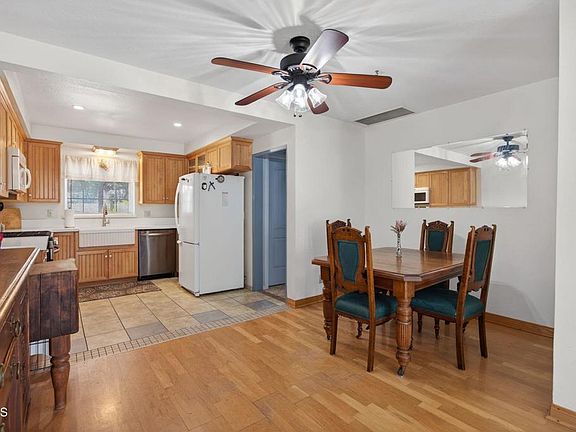 4th image of 939 Laurel Rd