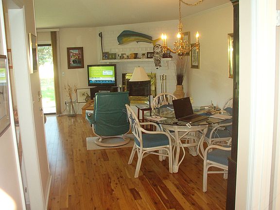 BREAKFAST NOOK TO DEN 