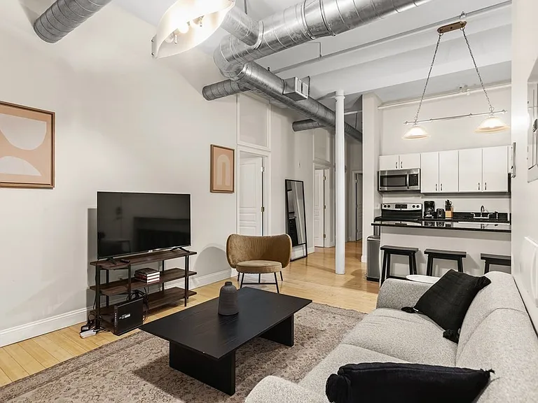 37 Temple Pl #401 — Photo 2