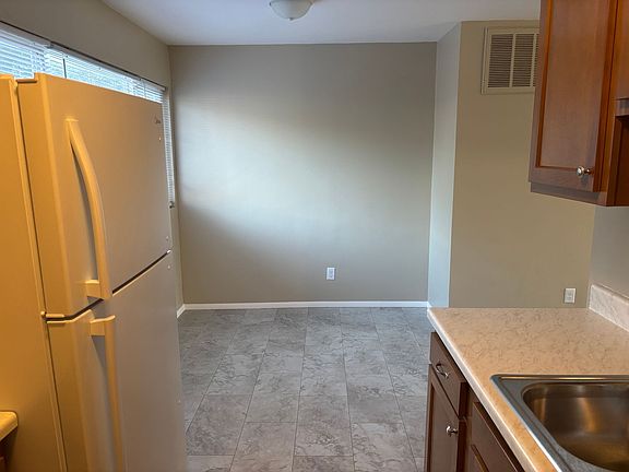 4th image of 2206-2220 Nuttman Ave #2206-B