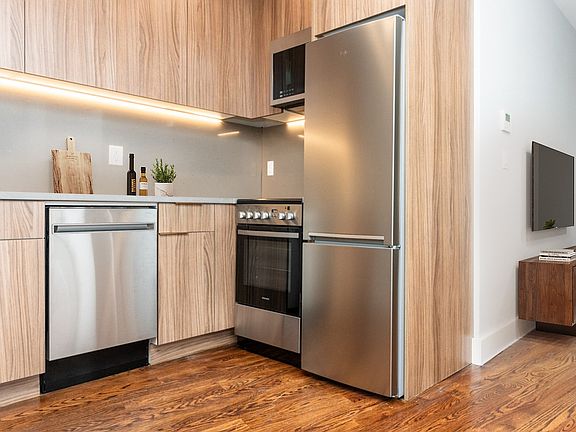 3rd image of 31-61 Vernon Blvd #4E