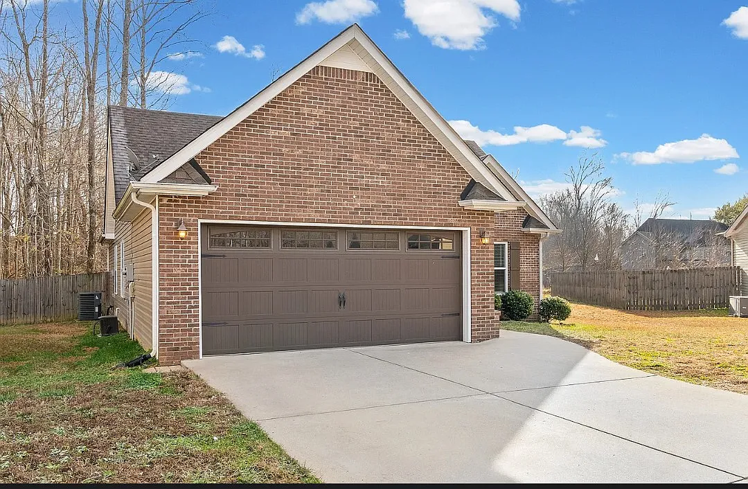 3 bed, 1305 sqft, $1,850 — Photo 2