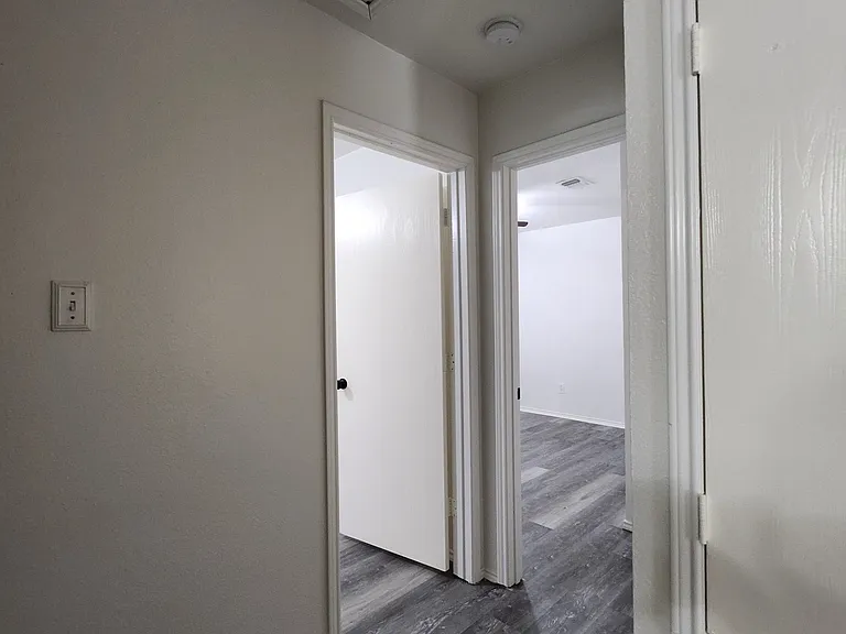 1557 Crown View Dr — Photo 10