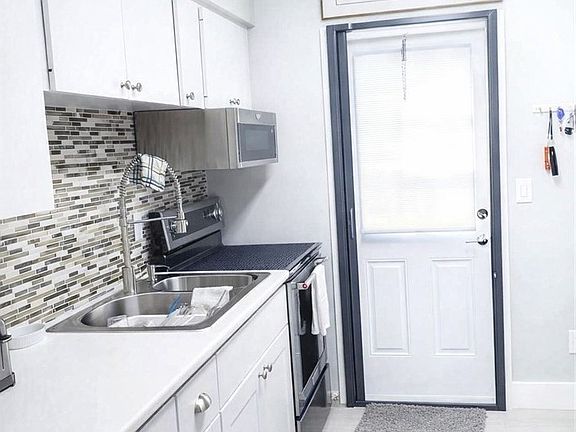 2nd image of 6 Aztec Lily Ln