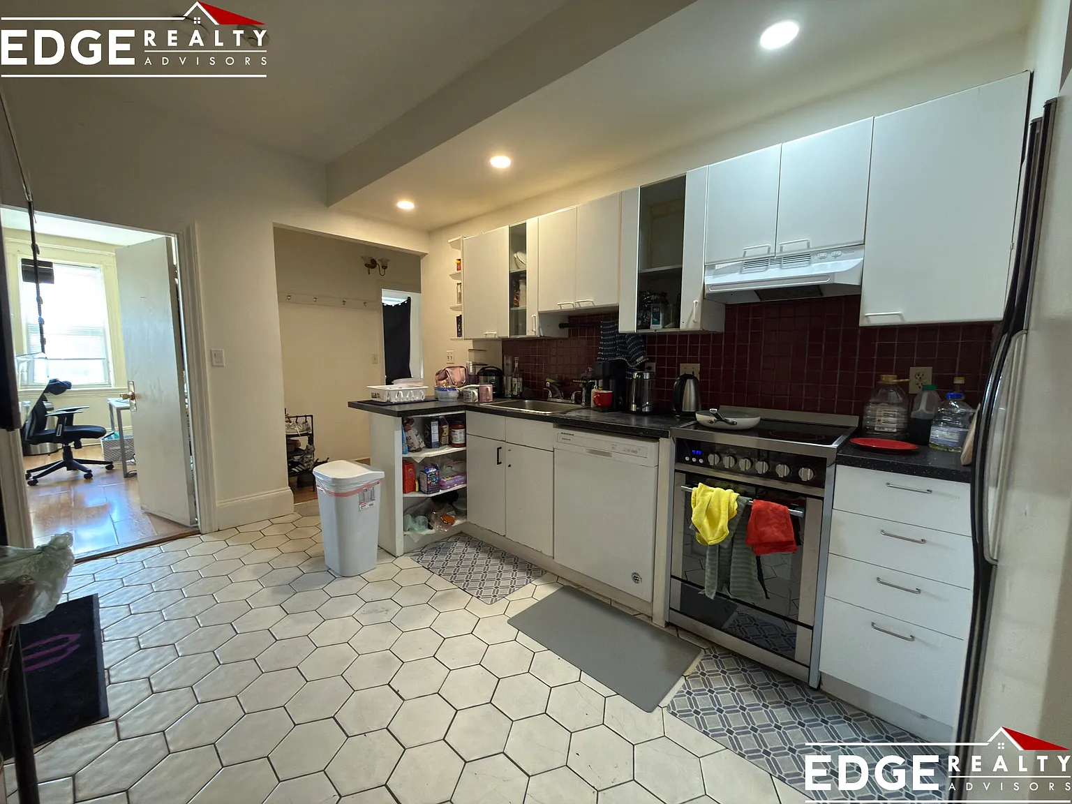 3 bed, 1.0 bath, $3,600 — Photo 2