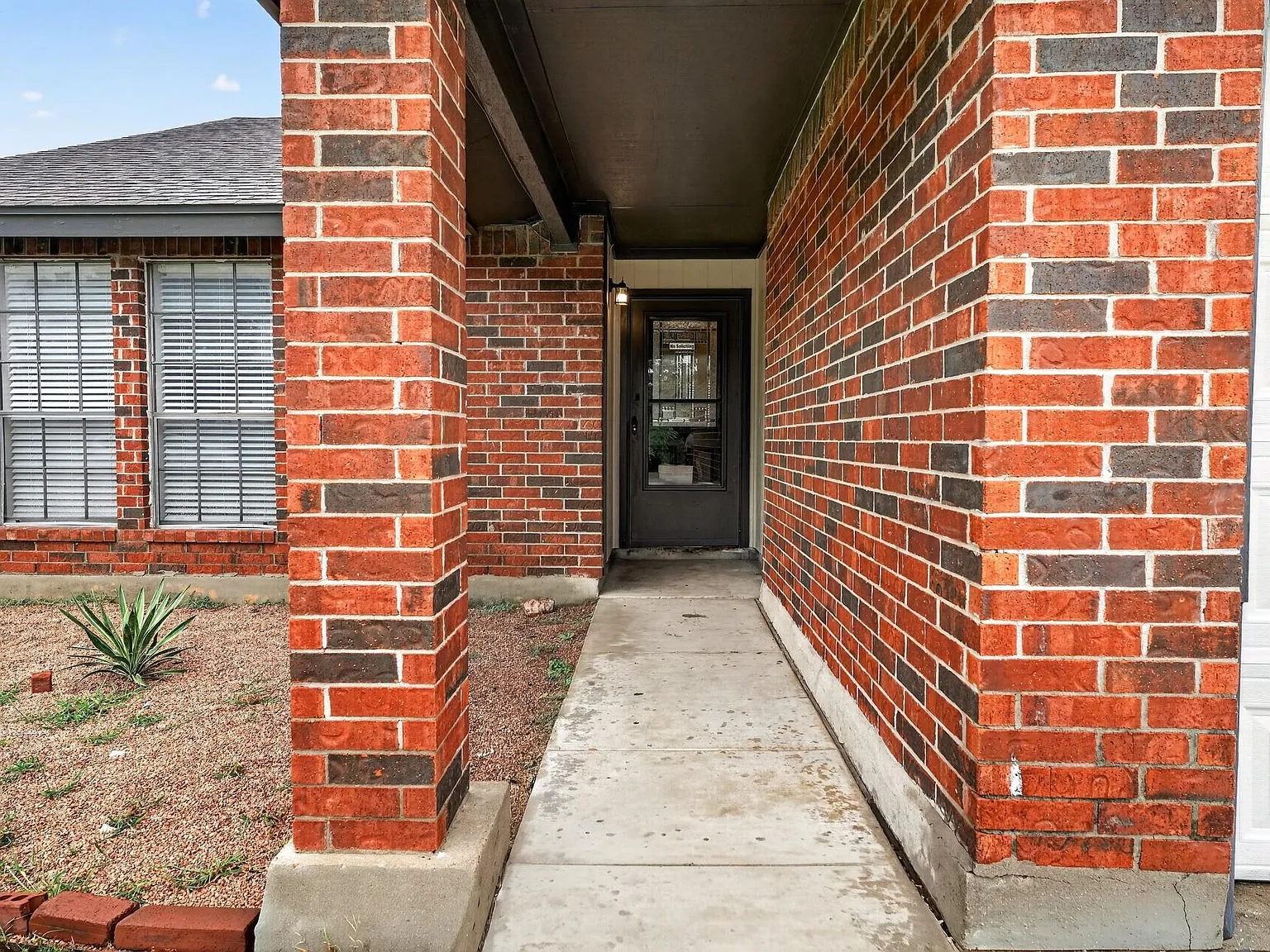 3 bed, 2.0 bath, 1371 sqft, $1,900 — Photo 2
