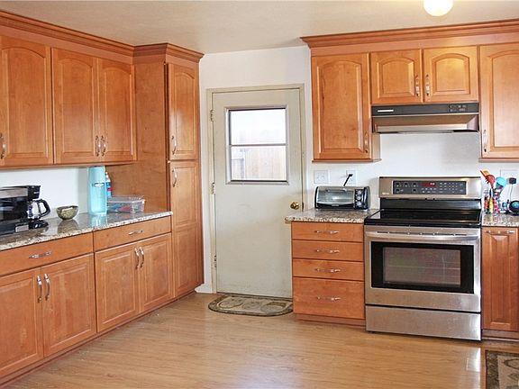 5th image of 1582 Baker St
