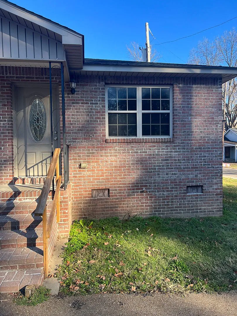 Church Street Duplex- Steps from UTM Football Field! — Photo 3