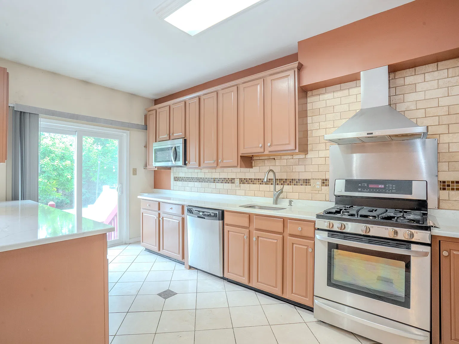 3 bed, 2.5 bath, 1842 sqft, $3,400 — Photo 4