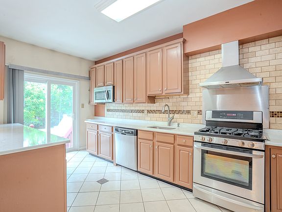 4th image of 1604 Yarrow Cir