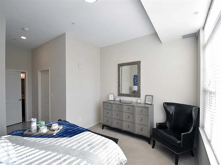 Oaks of Shorewood Apartments — Photo 8