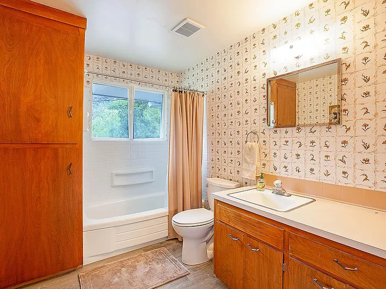 upstairs full bathroom