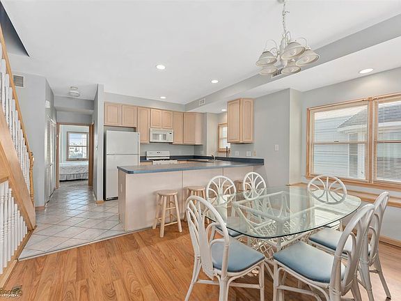 4th image of 365 44th St #West