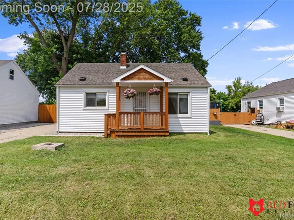3200 Myrton St, Burton, MI 48529