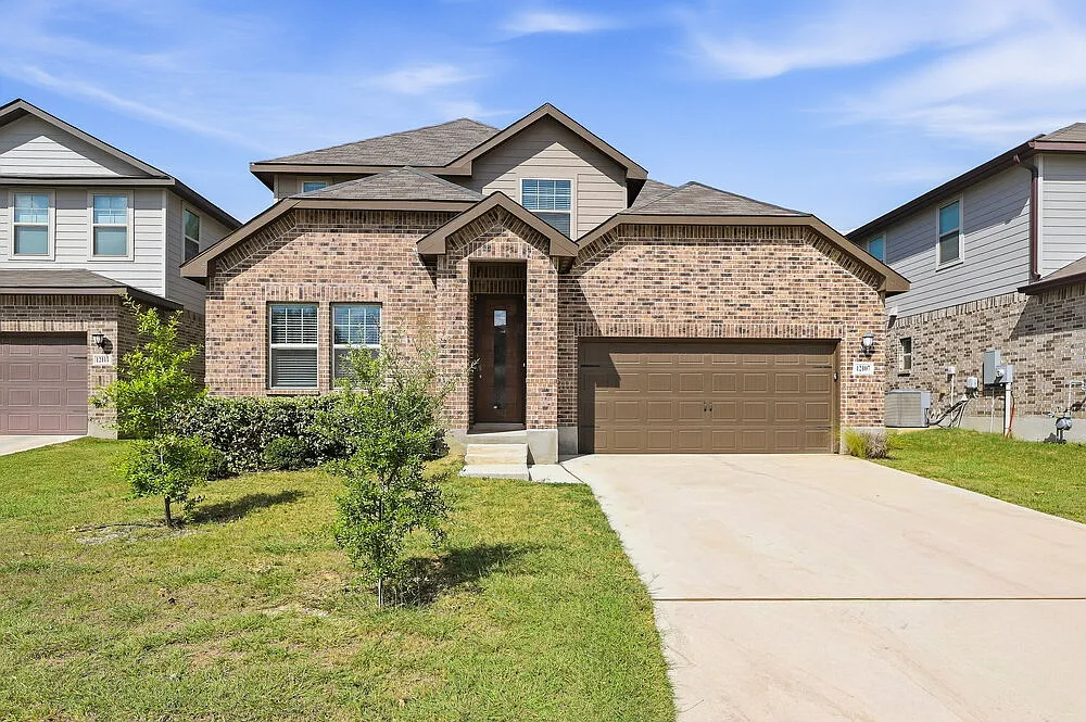 4 bed, 2.5 bath, 2708 sqft, $2,350 — Photo 1