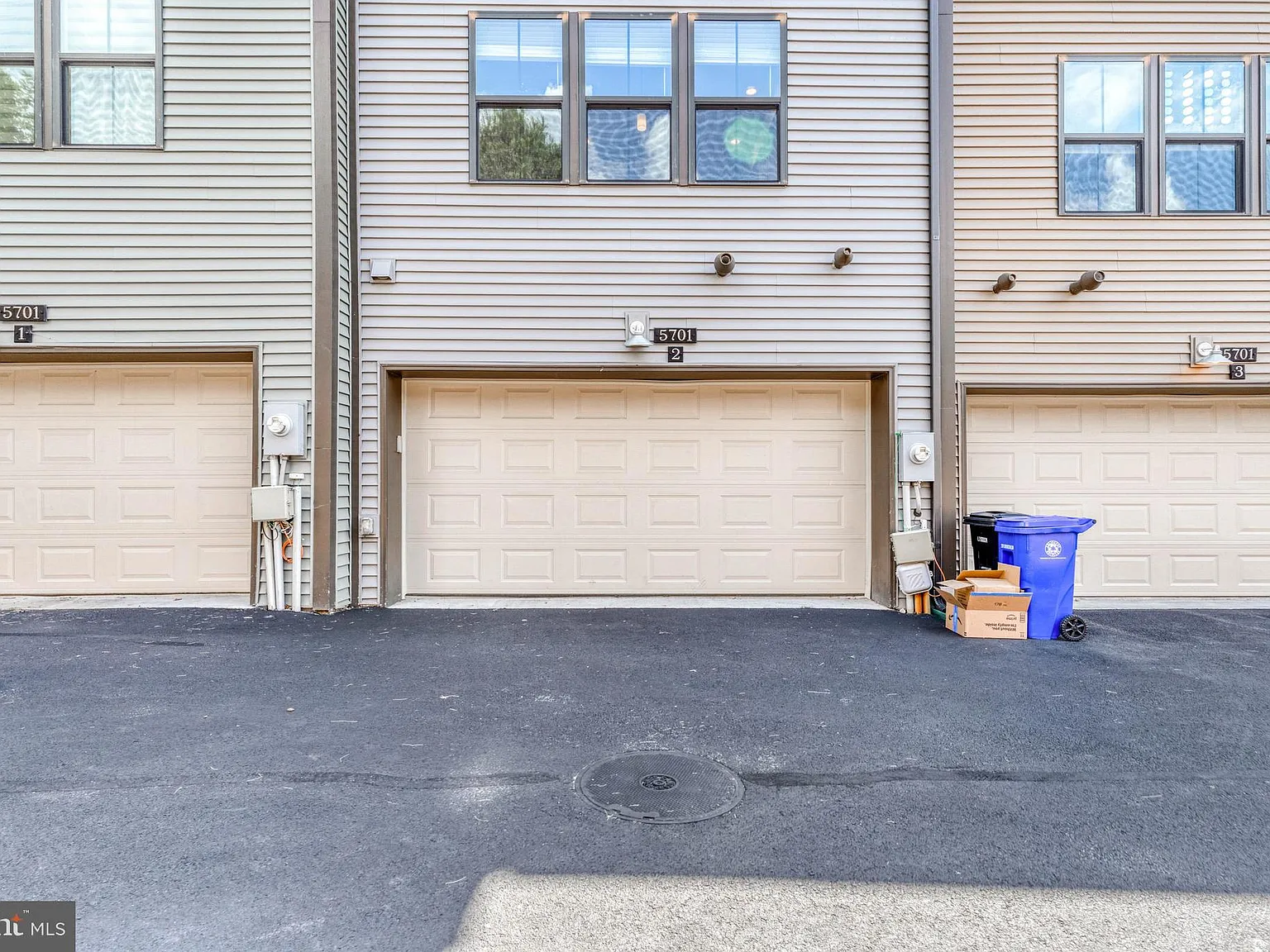 3 bed, 3.5 bath, 2400 sqft, $5,100 — Photo 3