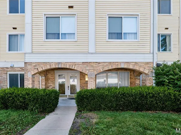 942 Guelbreth Ln APT 300, Saint Louis, MO 63141