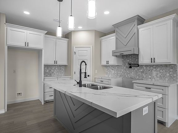 3rd image of 107 Brooks Cir