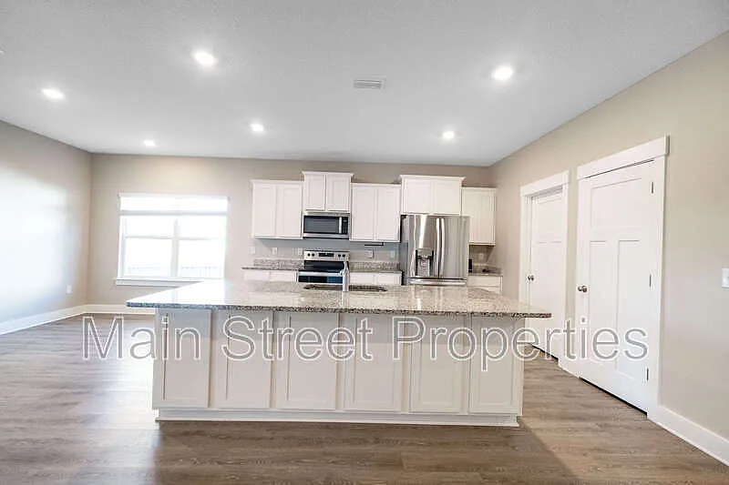 4 bed, 3.0 bath, 2304 sqft, $2,395 — Photo 4