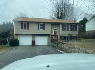 907 Carroll Creek Rd, Johnson City, TN 37601