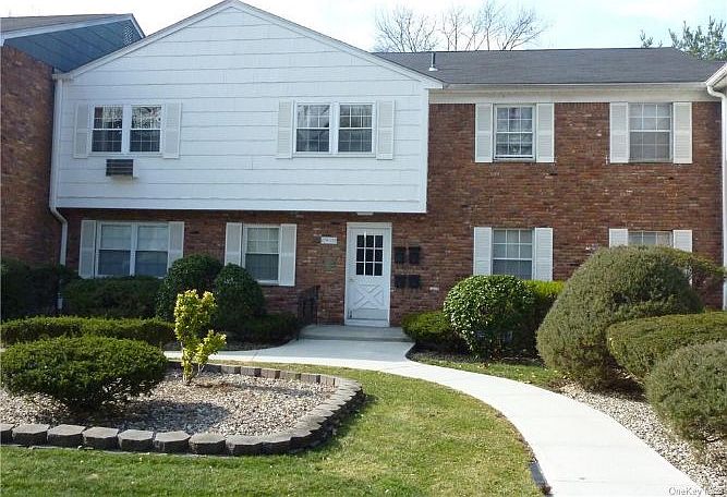 1st image of 131 Doxbury Ln