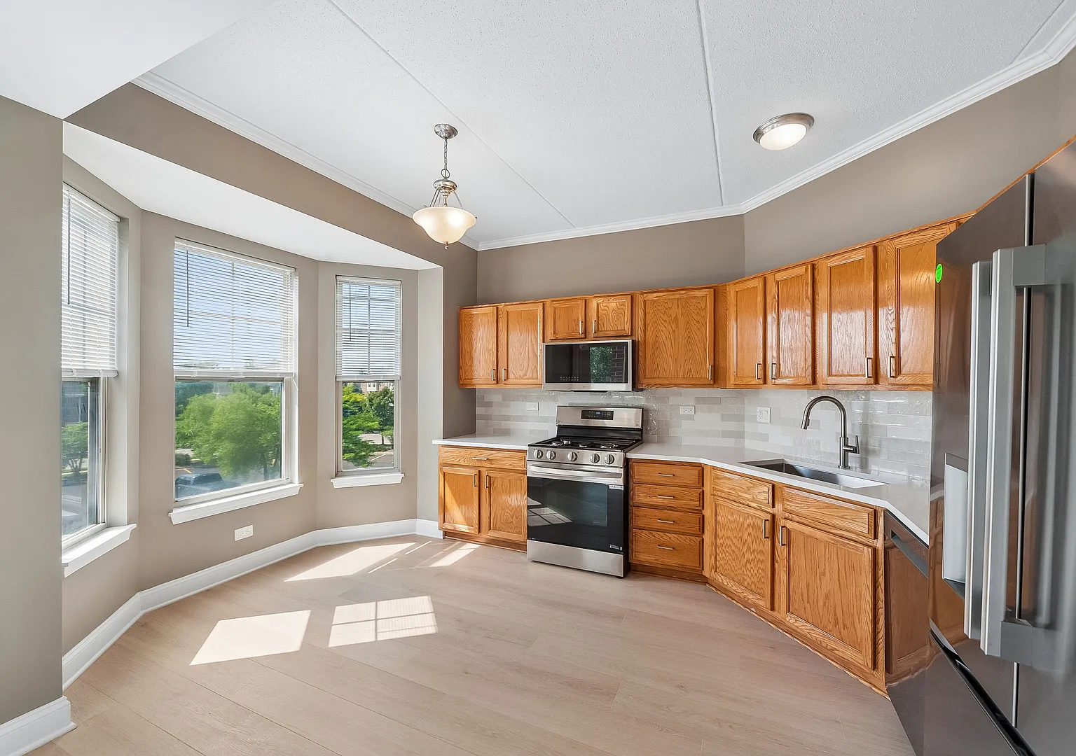 2 bed, 1600 sqft, $2,700 — Photo 3