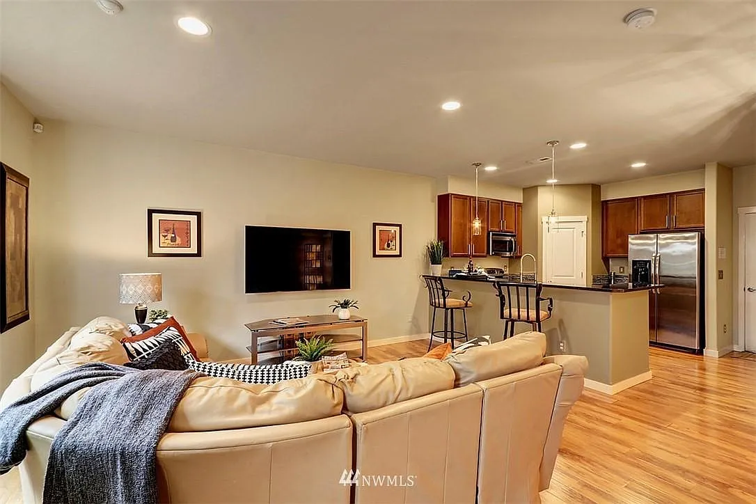 3 bed, 2.5 bath, 1537 sqft, $3,200 — Photo 4