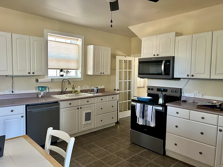 332 Howard St — Photo 12